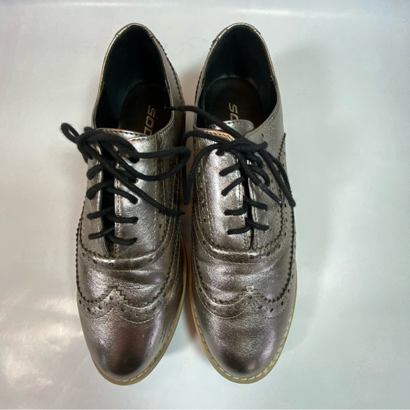 Oxford style lace up silver shoes. Size 9 - Picture 3 of 5